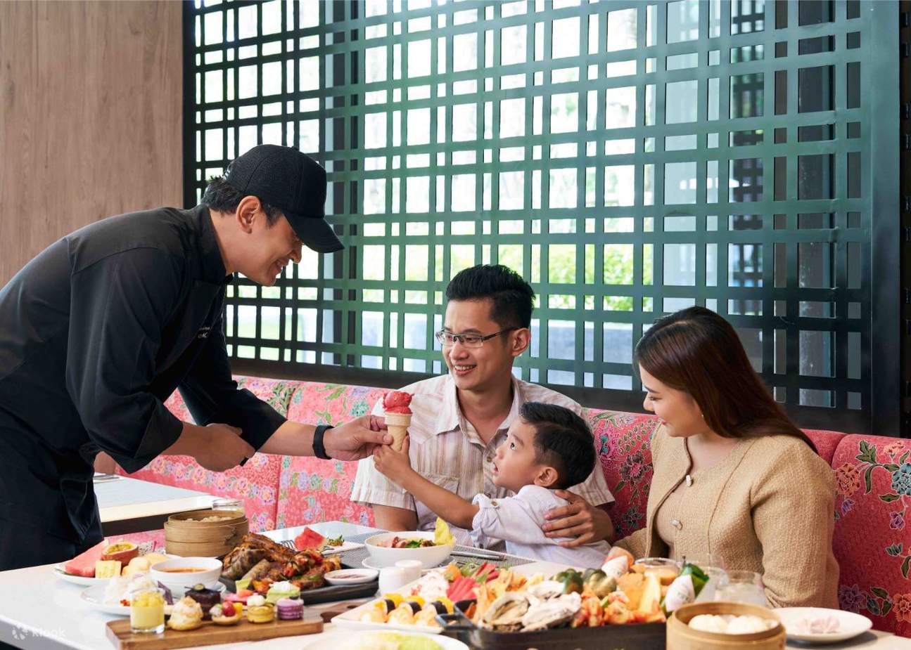 Tiệc buffet tại Chon Som All Day Dining, Courtyard by Marriott Suvarnabhumi Airport