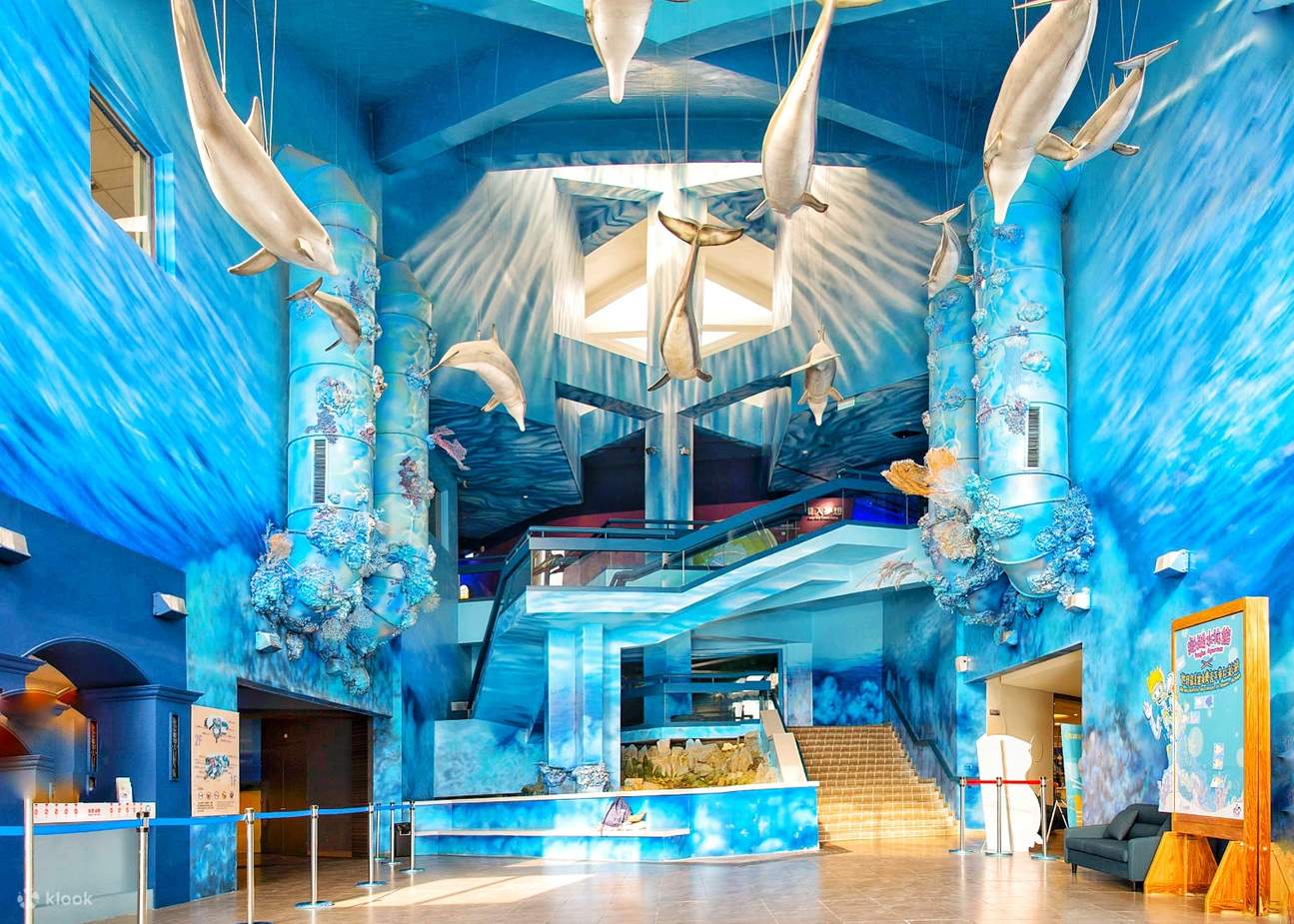 走進澎湖水族館，絕美的大廳映入眼簾