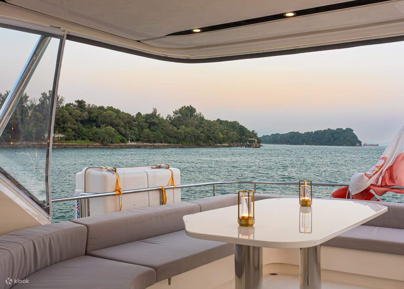MY Legend Private Yacht Charter di Singapura