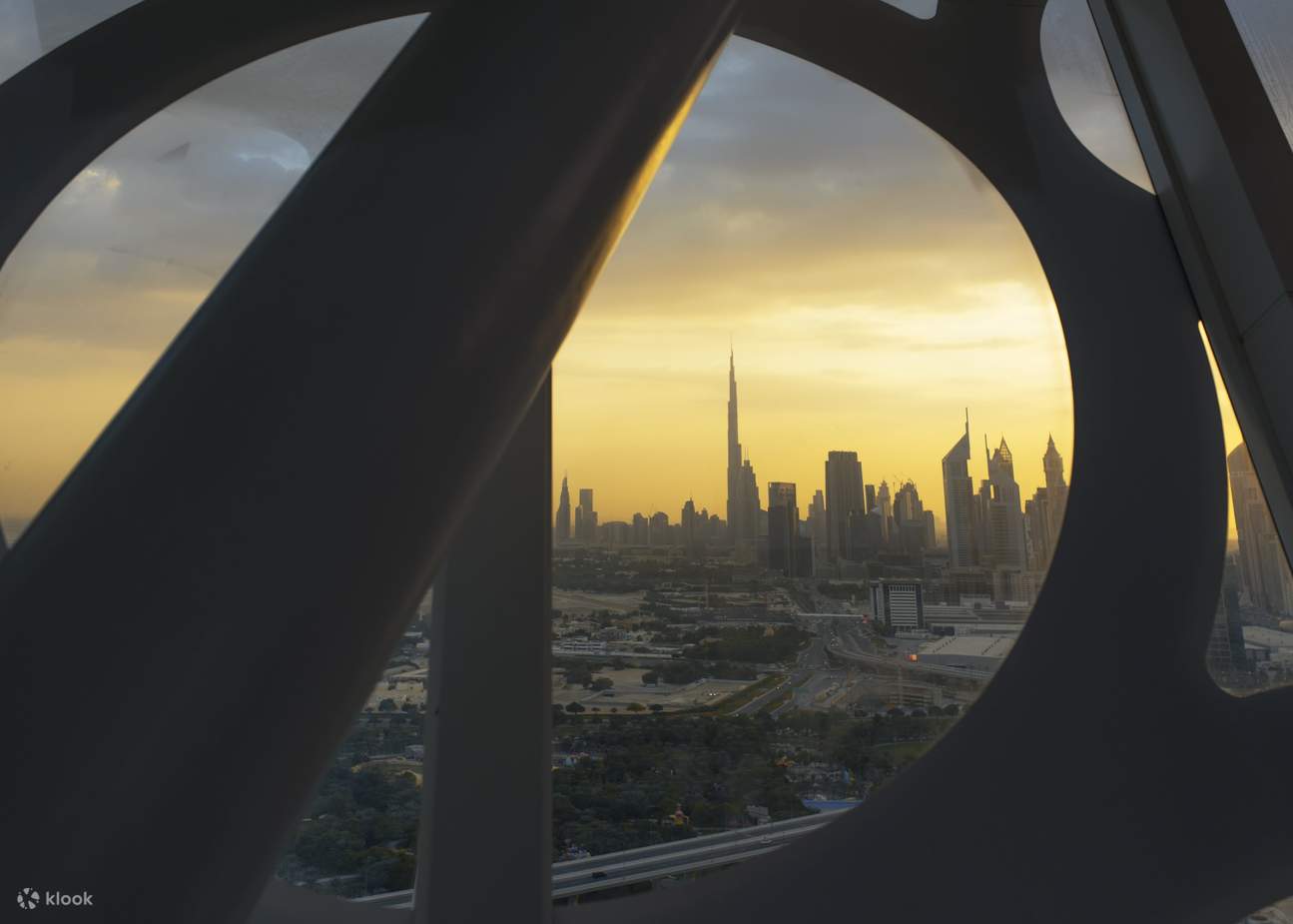 Blick vom Dubai Frame während des Sonnenuntergangs