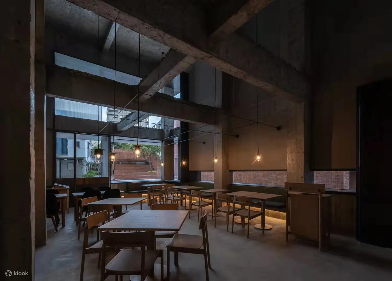 将镜面元素融入一楼餐厅与酒店接待区域中增加映射作用营造同时空感 让旅客能够及时留意到更多周边信息
