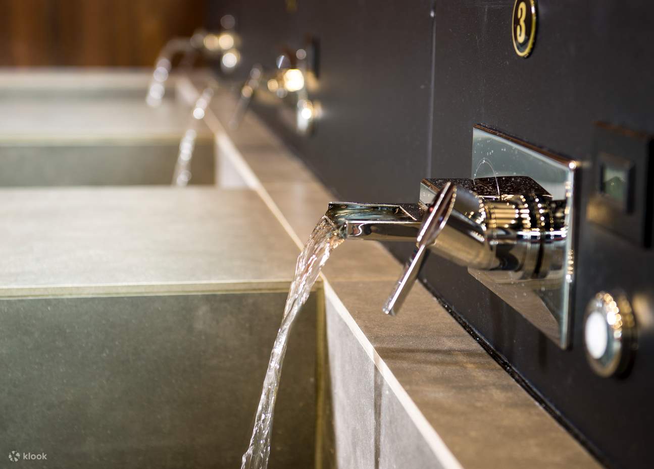 Manjakan diri Anda dengan memesan pengalaman perawatan pijat, memberikan nutrisi mendalam dan relaksasi menyeluruh bagi tubuh, pikiran, dan jiwa.