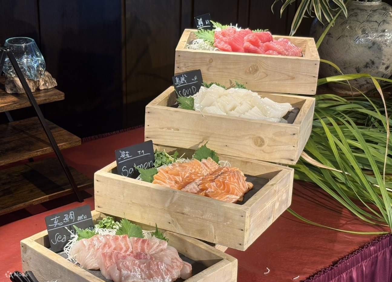 【Pemandangan Bawah Laut & Makan Siang】Nikmati pelayaran dengan perahu kaca dan nikmati prasmanan rice bowl seafood sepuasnya di atas kapal Mobydick yang tidak bergerak. Topping segar, gaya DIY—makan sepuasnya!