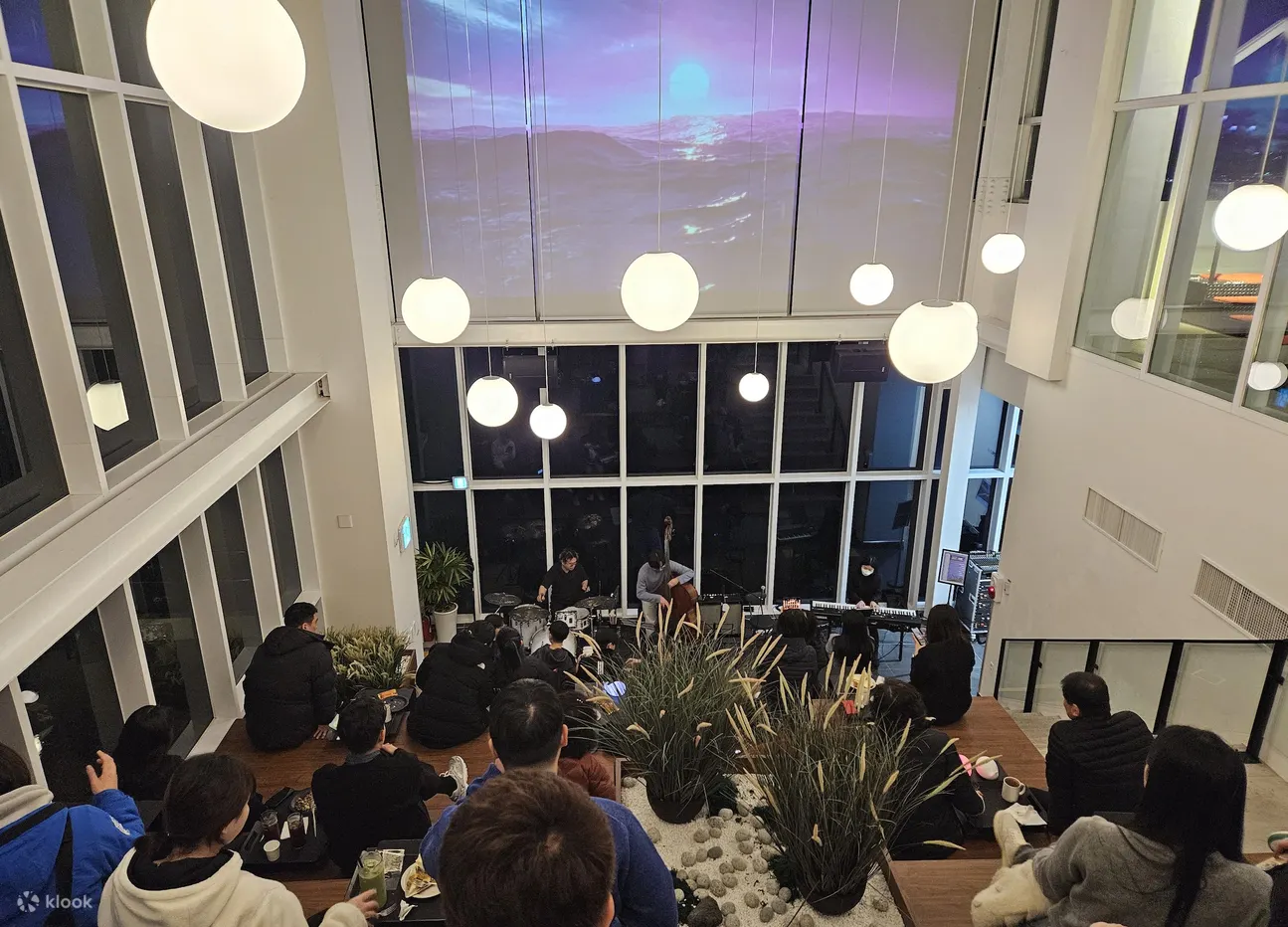 马克杯上的刺激：不要错过爵士乐队的现场表演！