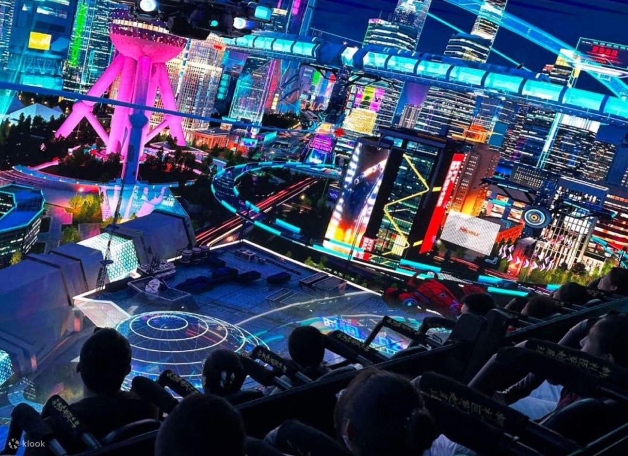 空間全体がサイバーパンクスタイルの光と影で満たされています。