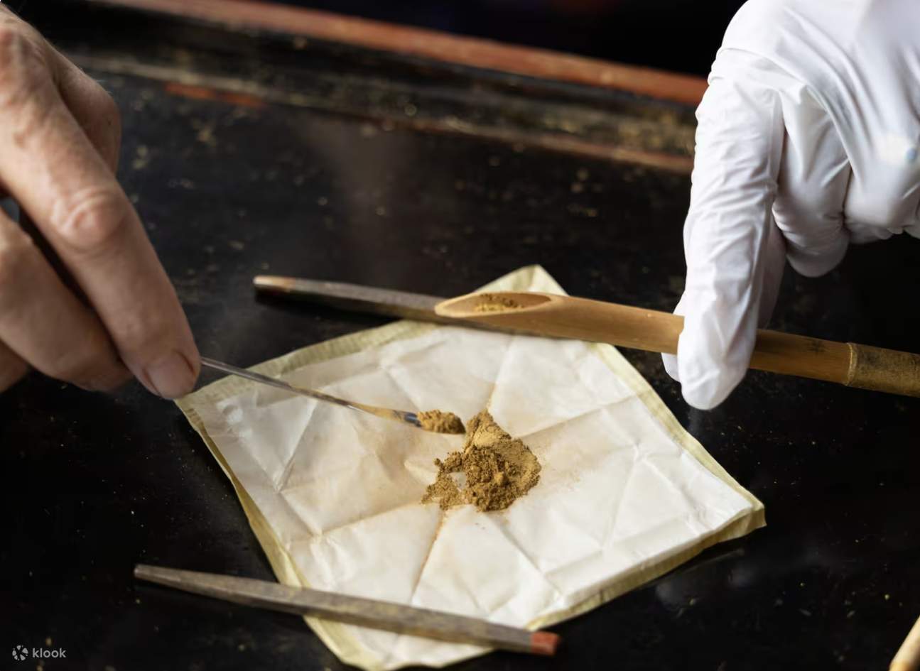 Kintsugi tradizionale e cerimonia del tè con artista pluripremiato