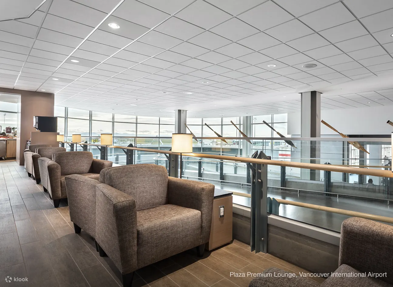温哥华国际机场Plaza Premium Lounge贵宾室服务