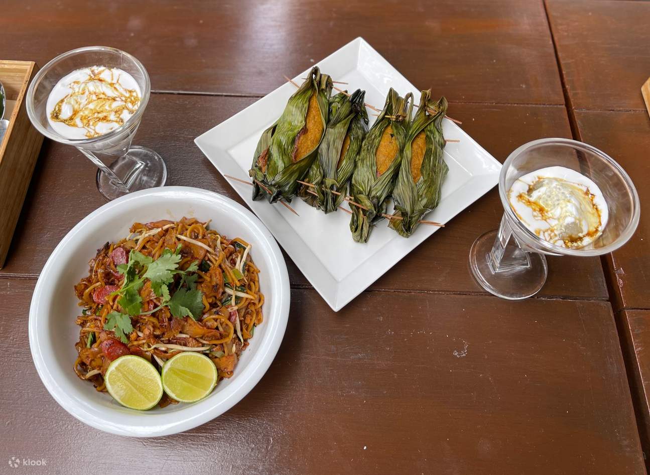 une table de plats asiatiques