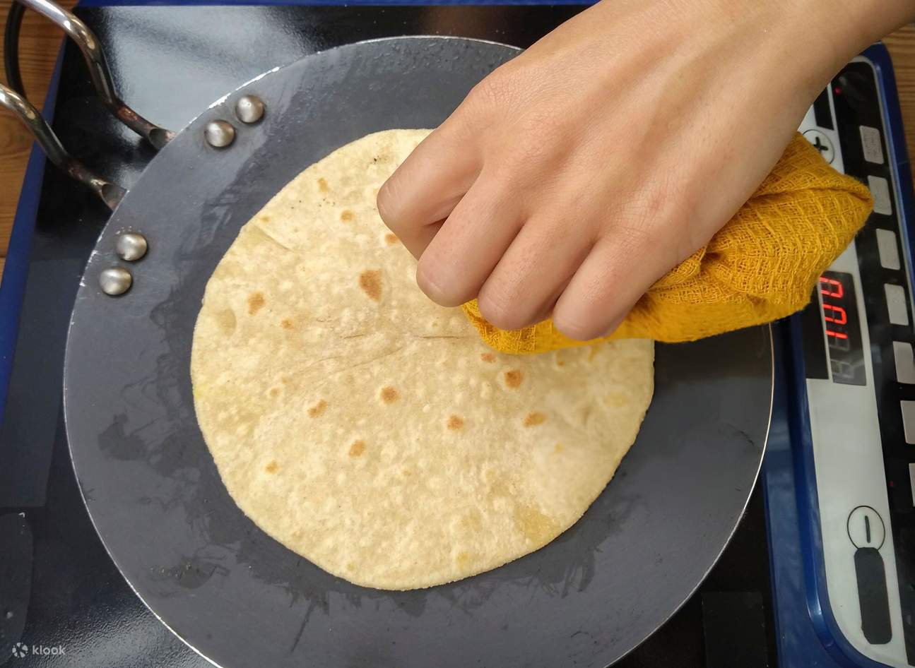 Cooking Secrets of Pune: Authentic Classes & Meal with a Chef Family