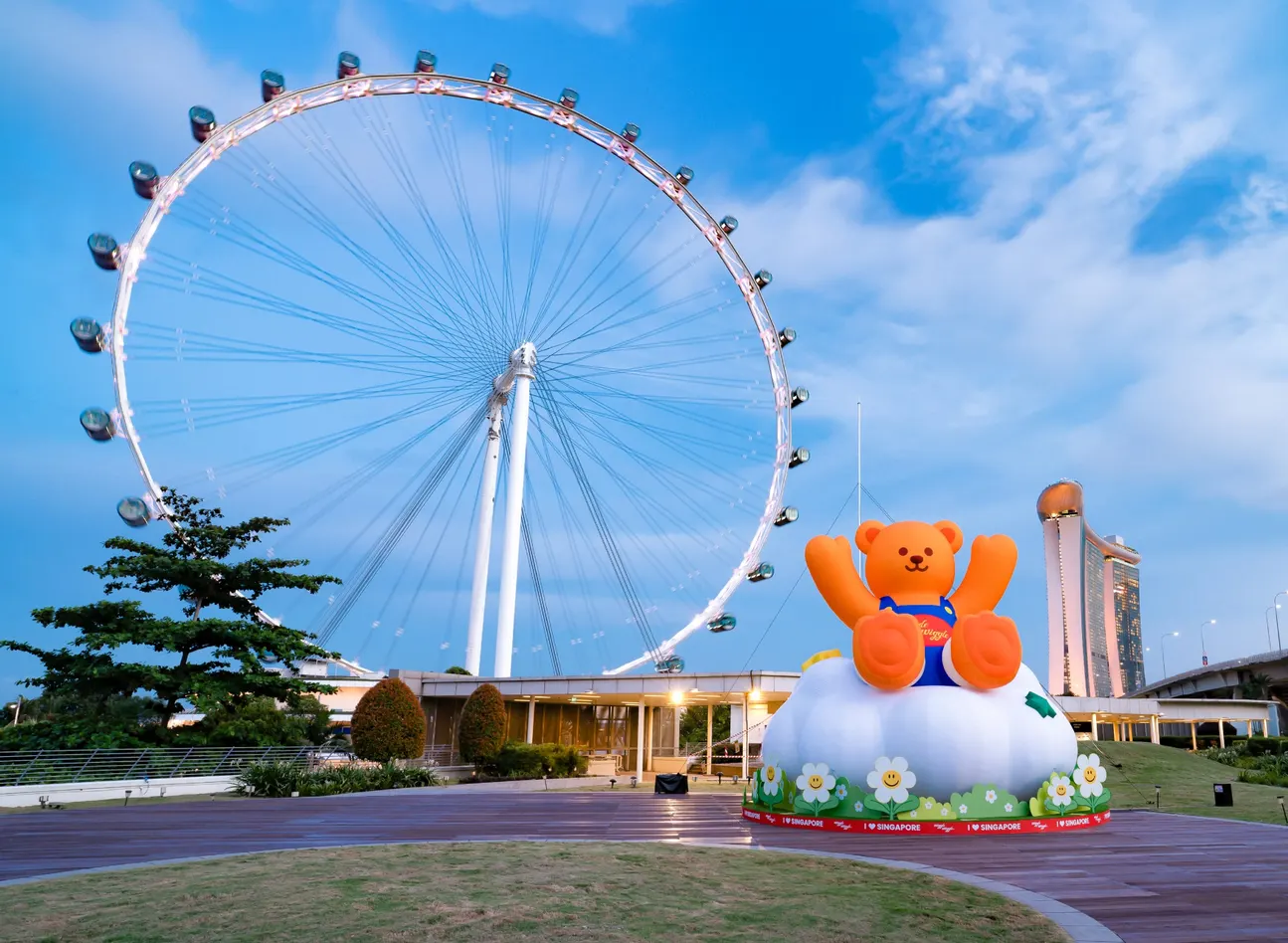 Wiggle Wiggle in the Sky at Singapore Flyer STB Collaboration