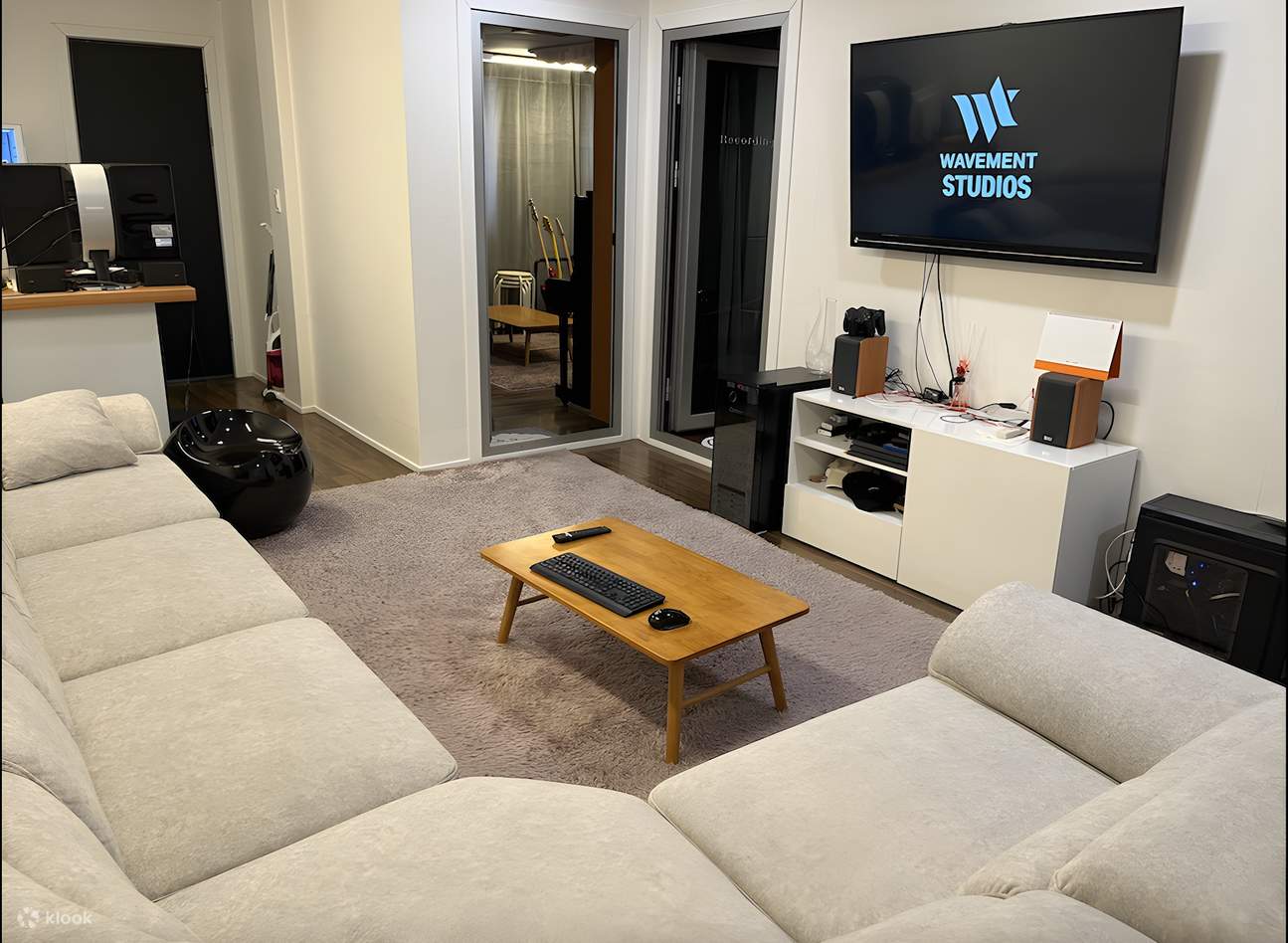 Il y a aussi un hall d'entrée où vous pouvez partager des éléments avec l'enseignant et obtenir un enseignement avant l'enregistrement.