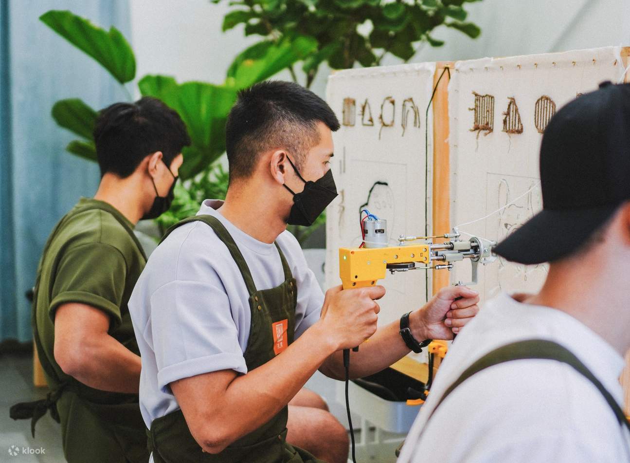 Luangkan waktu satu sore untuk mengubah desain favorit Anda menjadi karpet berbulu!