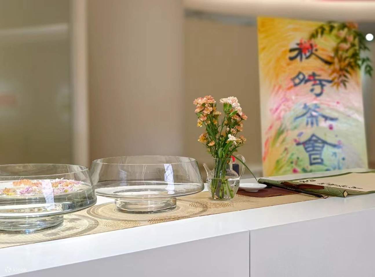 這裏將丙烯畫的現代活力與海派書畫的雅緻底藴結合，讓零基礎訪客也能在茶香氤氲中，解鎖 “從觀展到創作” 的藝術沉浸式體驗，成為自己生活的 “美學創作者”