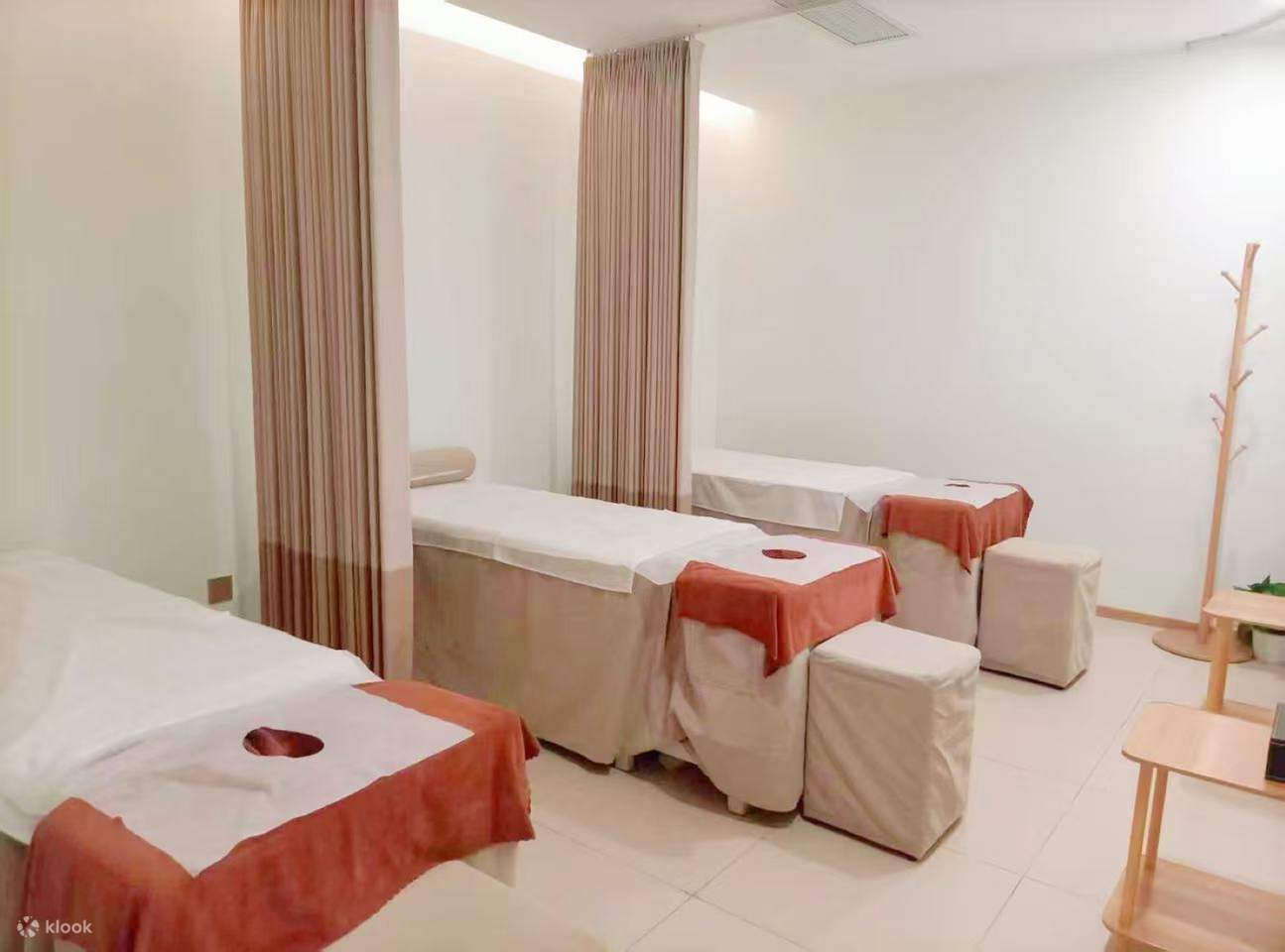 Getting a massage in such an environment not only relaxes the body but also lightens the mood. No need to deliberately 