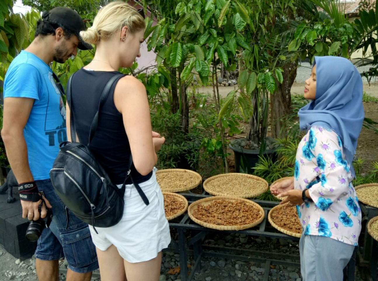 Turistas y vendedores en Yogyakarta