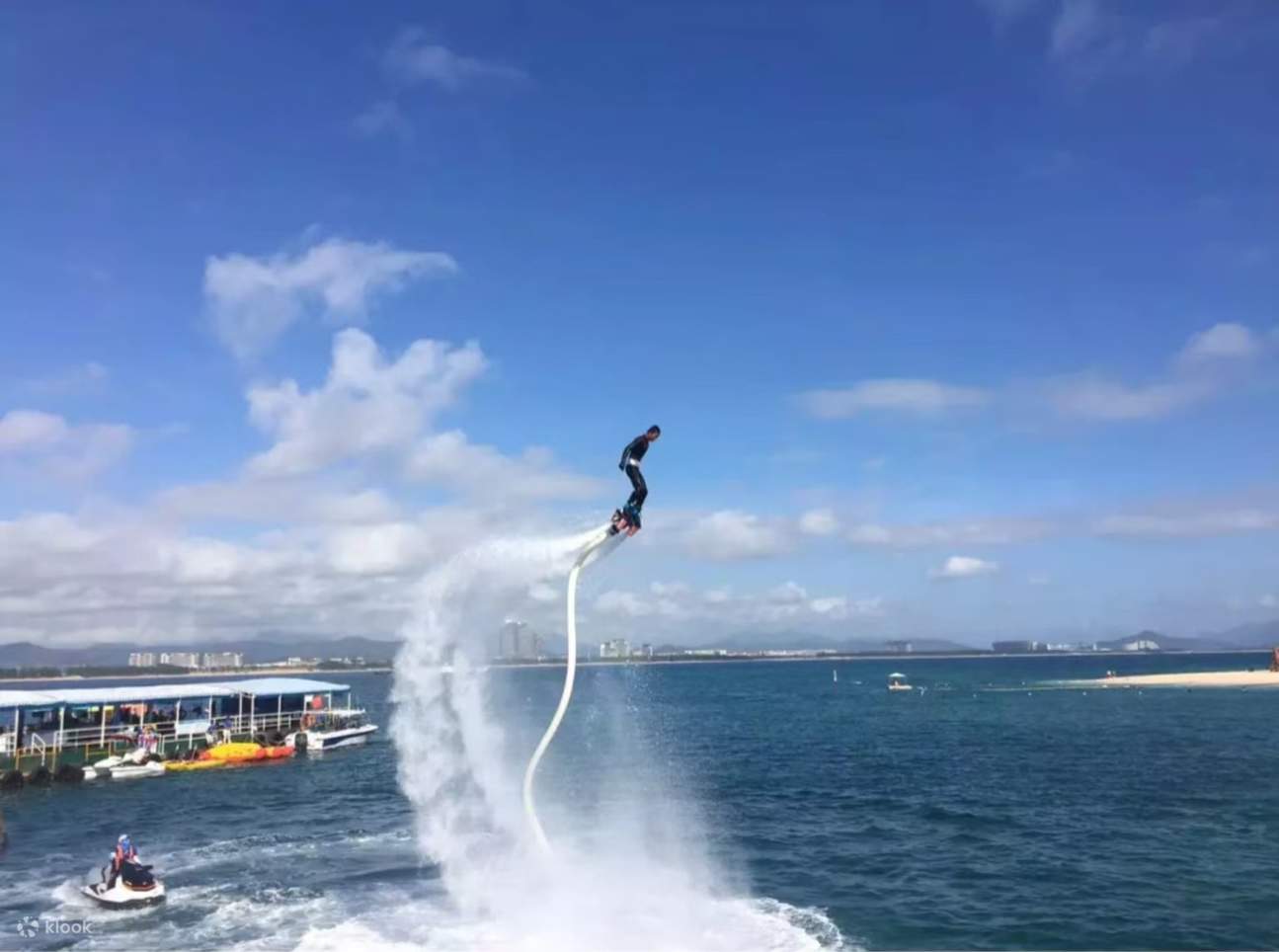 해상 플라이어: 장비의 분사 동력을 이용하여 사람이 해상에서 솟아오르거나 회전하는 짜릿하고 멋진 경험
