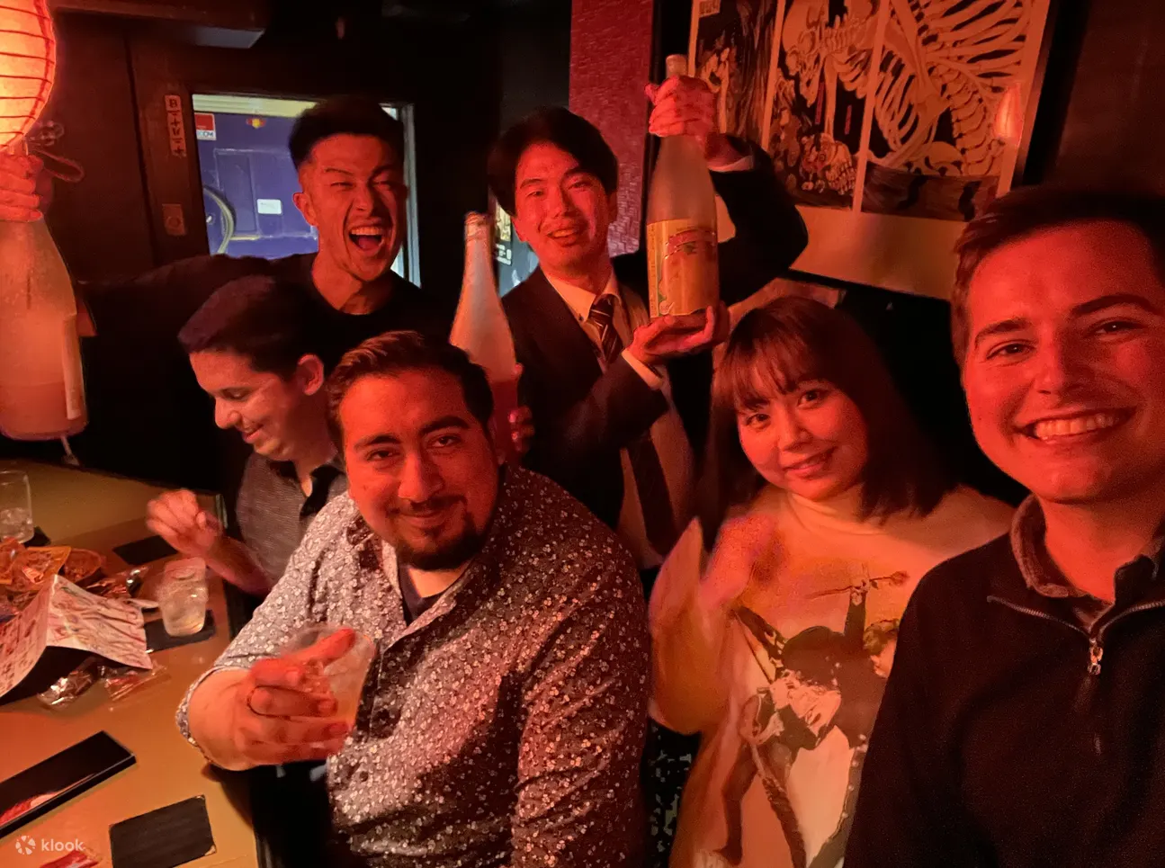 晚上游览当地酒吧