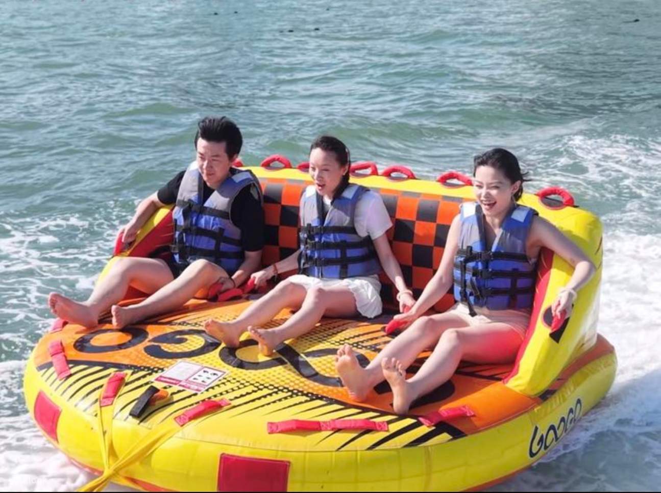 Диван будет слегка подпрыгивать на поверхности моря, а при встрече с волнами будет даже «взлетать», как будто играешь в «качели» на море, легко и расслабляюще.