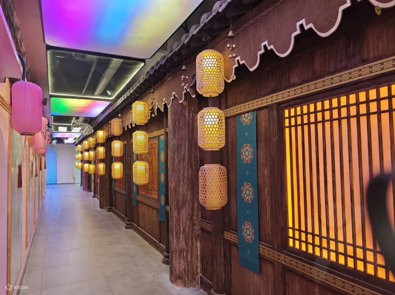 頂部的彩色燈光為唐風場景增添了一絲現代感