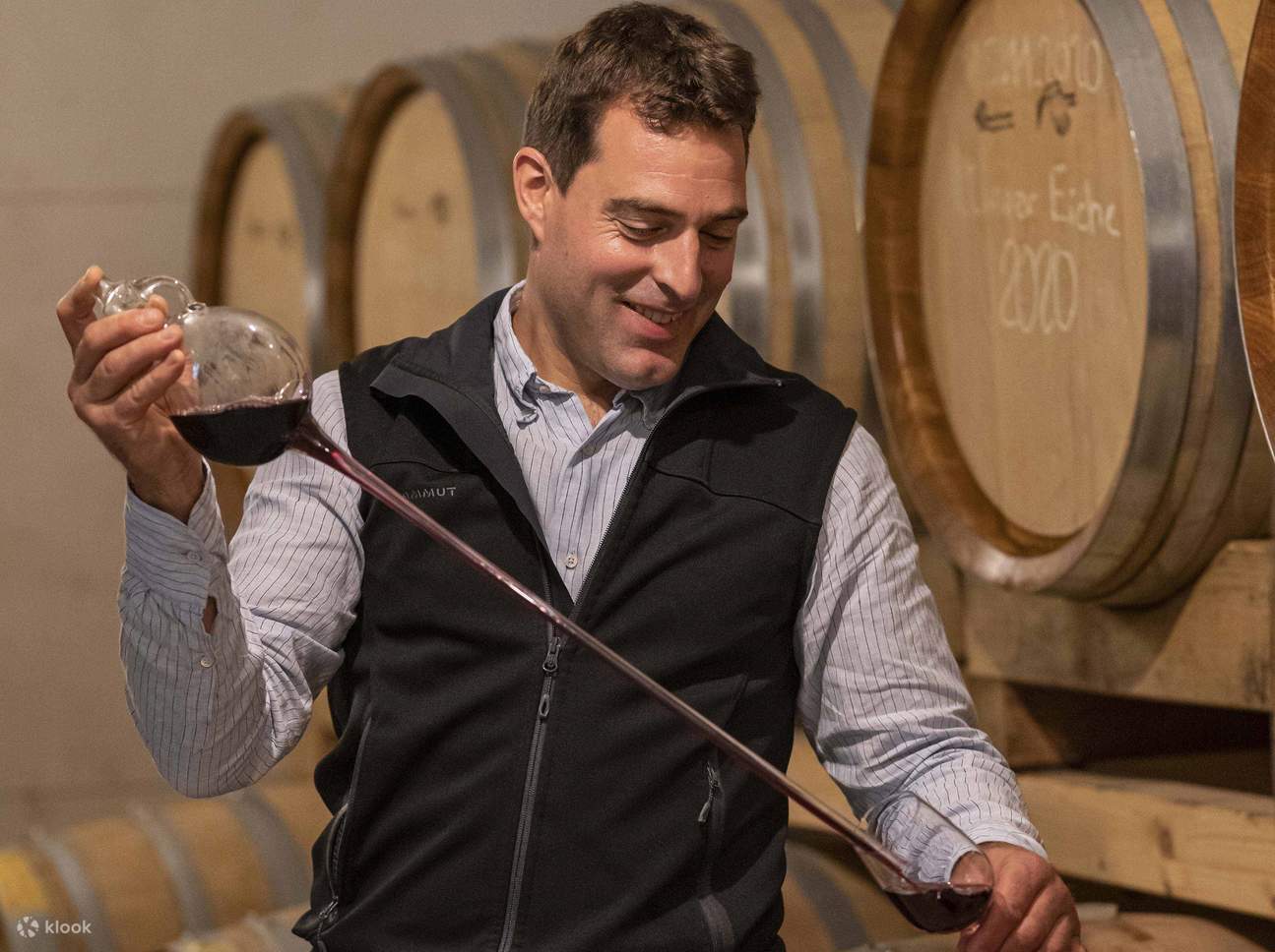 Coltiviamo 10 diverse varietà di uve nei nostri vigneti e produciamo 15 vini autentici e caratteristici.