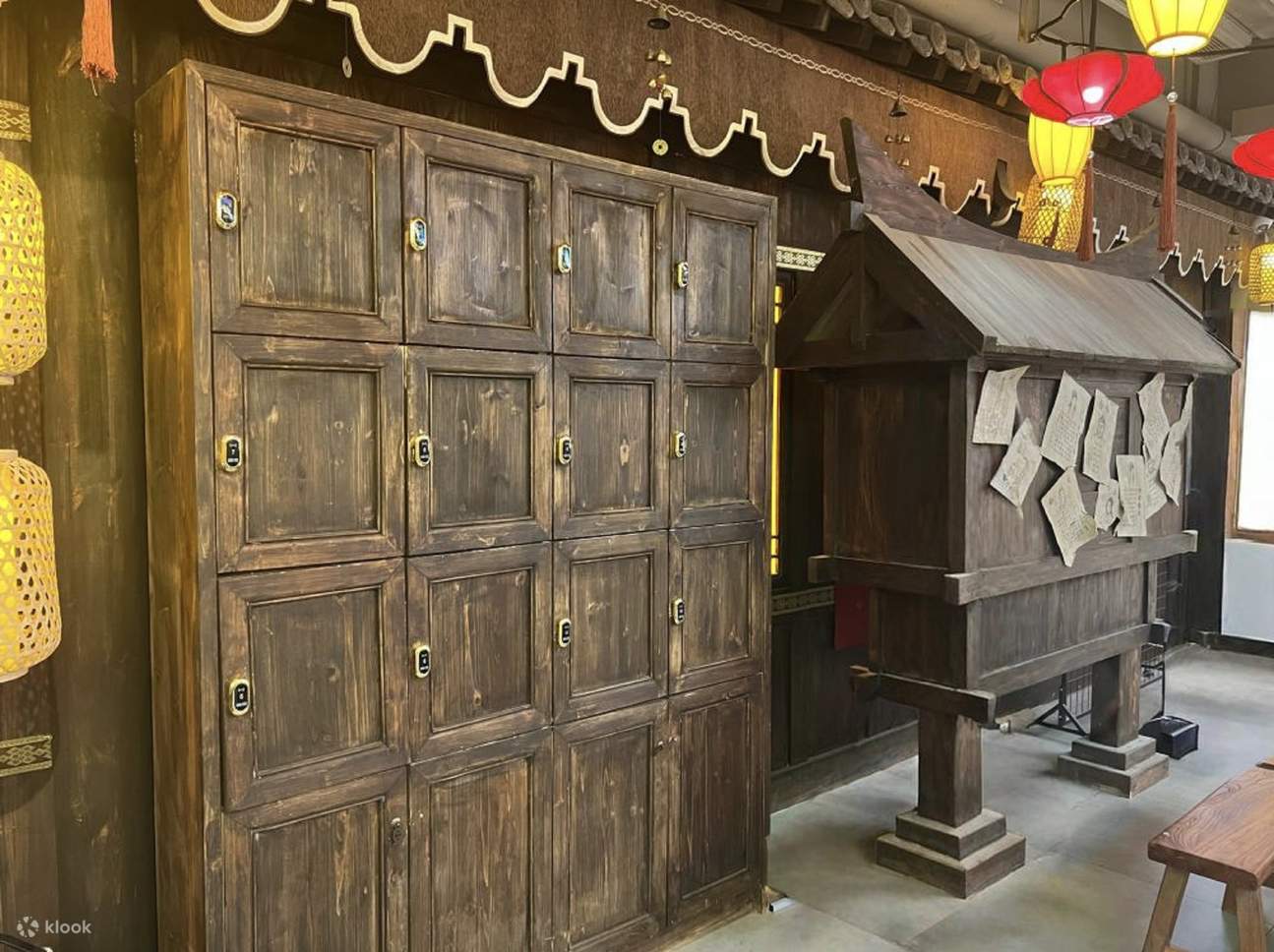 木格窗與屋檐裝飾構建出充滿細節的唐風角落