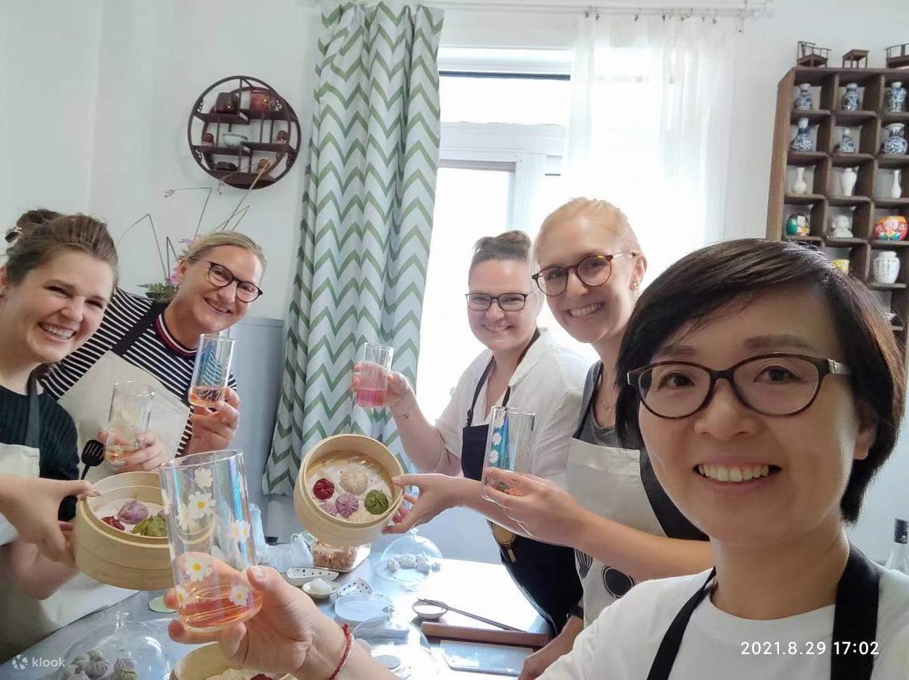 Freunde treffen sich, um gemeinsam Teigtaschen zuzubereiten