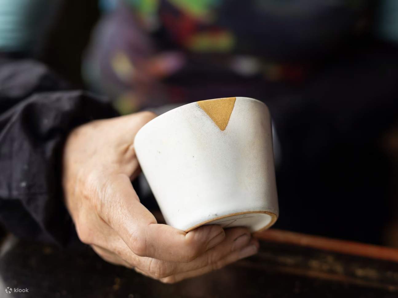 Cérémonie traditionnelle de Kintsugi et du thé avec un artiste primé