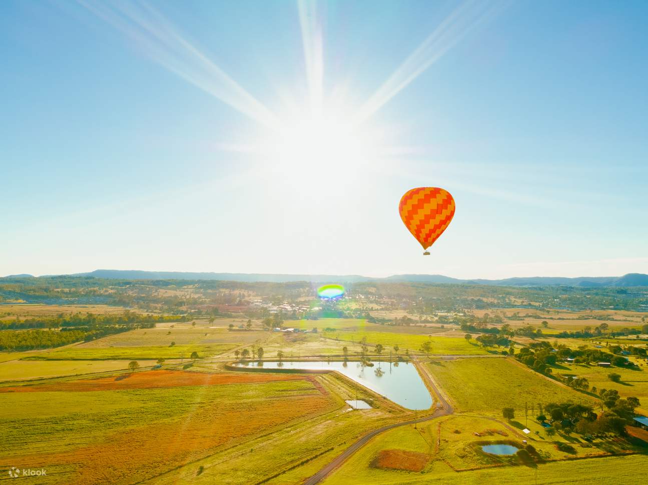 paseo en globo aerostático en un día soleado