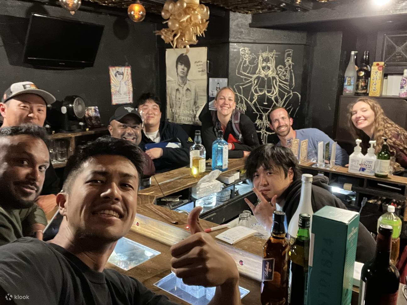 bar lokal malam hari