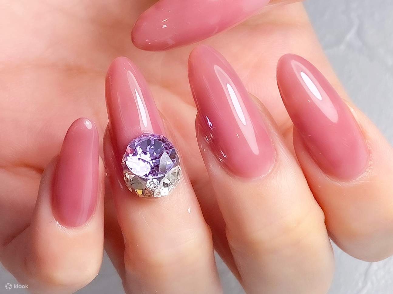 Профессиональные мастера маникюра предлагают индивидуальные услуги, тщательно решая различные проблемы с ногтями.