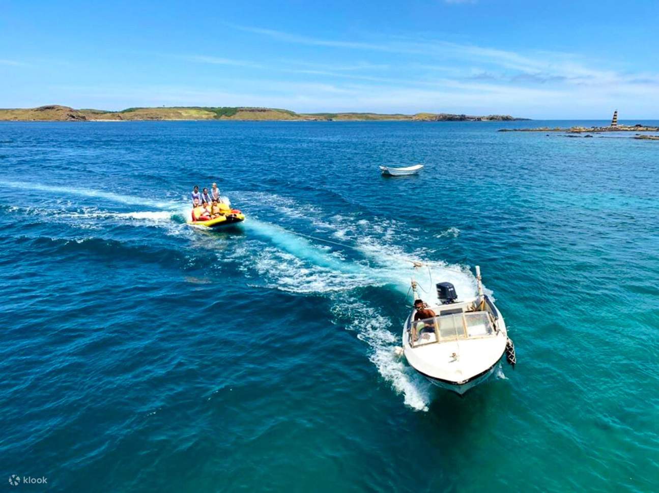 Actividades acuáticas para todas las edades: esquí acuático, surf, juegos de obstáculos, banana acuática, toboganes acuáticos. El nivel de emoción se puede personalizar. Es un parque acuático de verano ideal para disfrutar en familia.