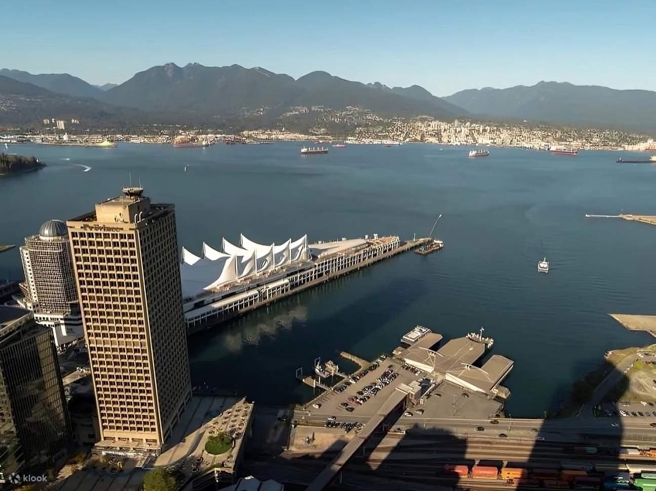 Profitez d'une vue panoramique depuis le Vancouver Lookout et regardez la ville se déployer sous vos pieds.