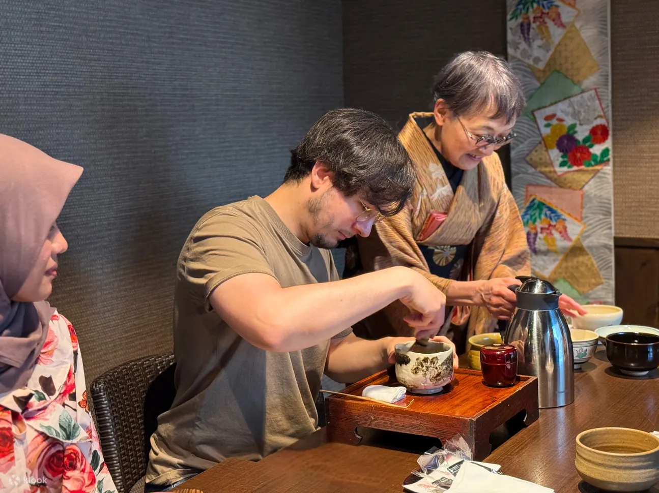 我们的老师向您展示如何搅拌一碗抹茶后，请尝试搅拌您自己的抹茶。