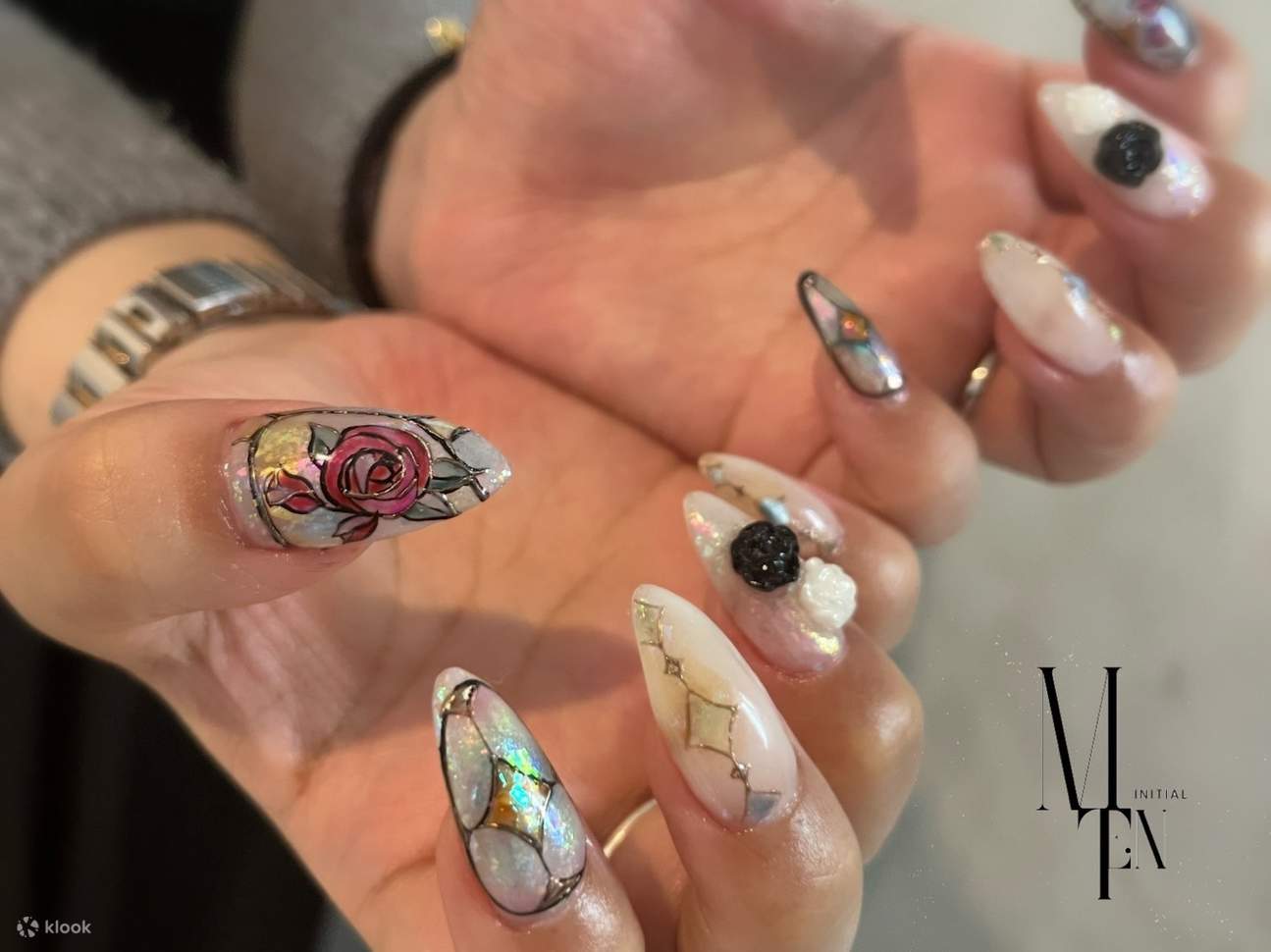 Богатое разнообразие трендов и гибкий дизайн, от последних тенденций до дизайна ногтей с персонажами, удовлетворит индивидуальные потребности.