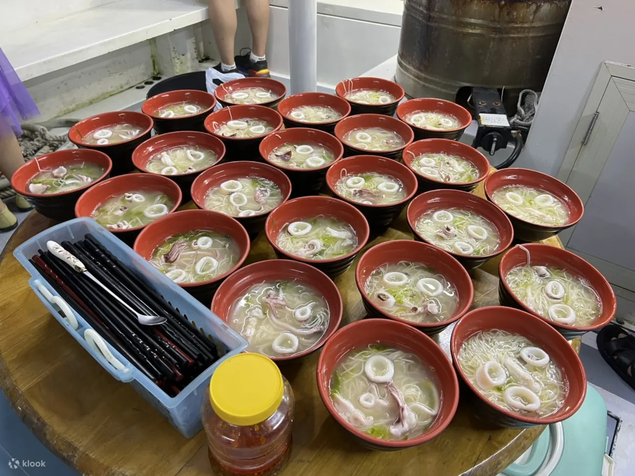 船上现煮小管面线,加点辣椒很辣很好吃哦