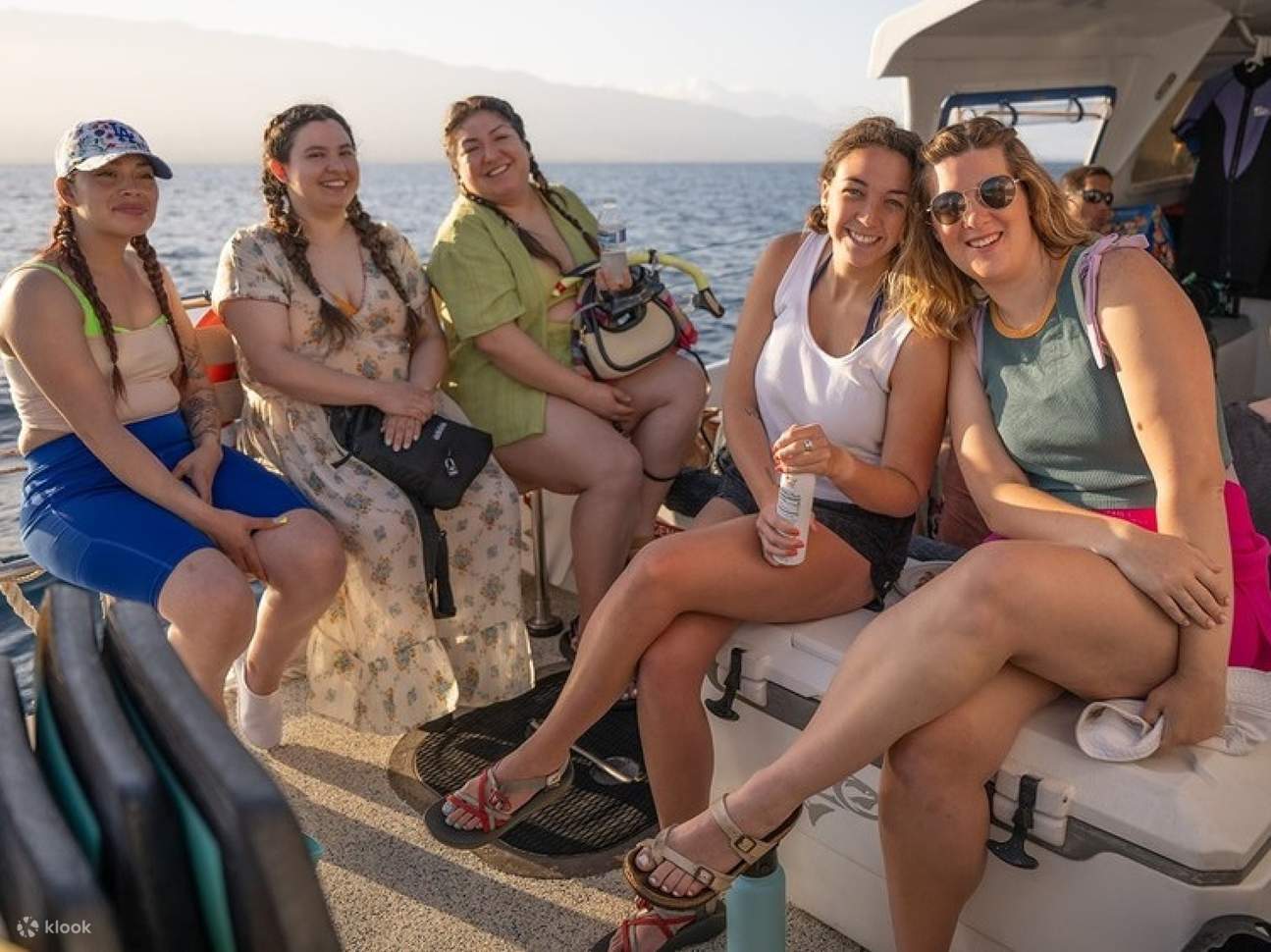 Tawa bersama, rambut basah, garam di kulit—malam snorkeling yang sempurna