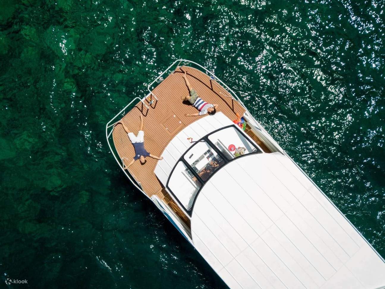 Tắm nắng trên boong trước của thuyền catamaran