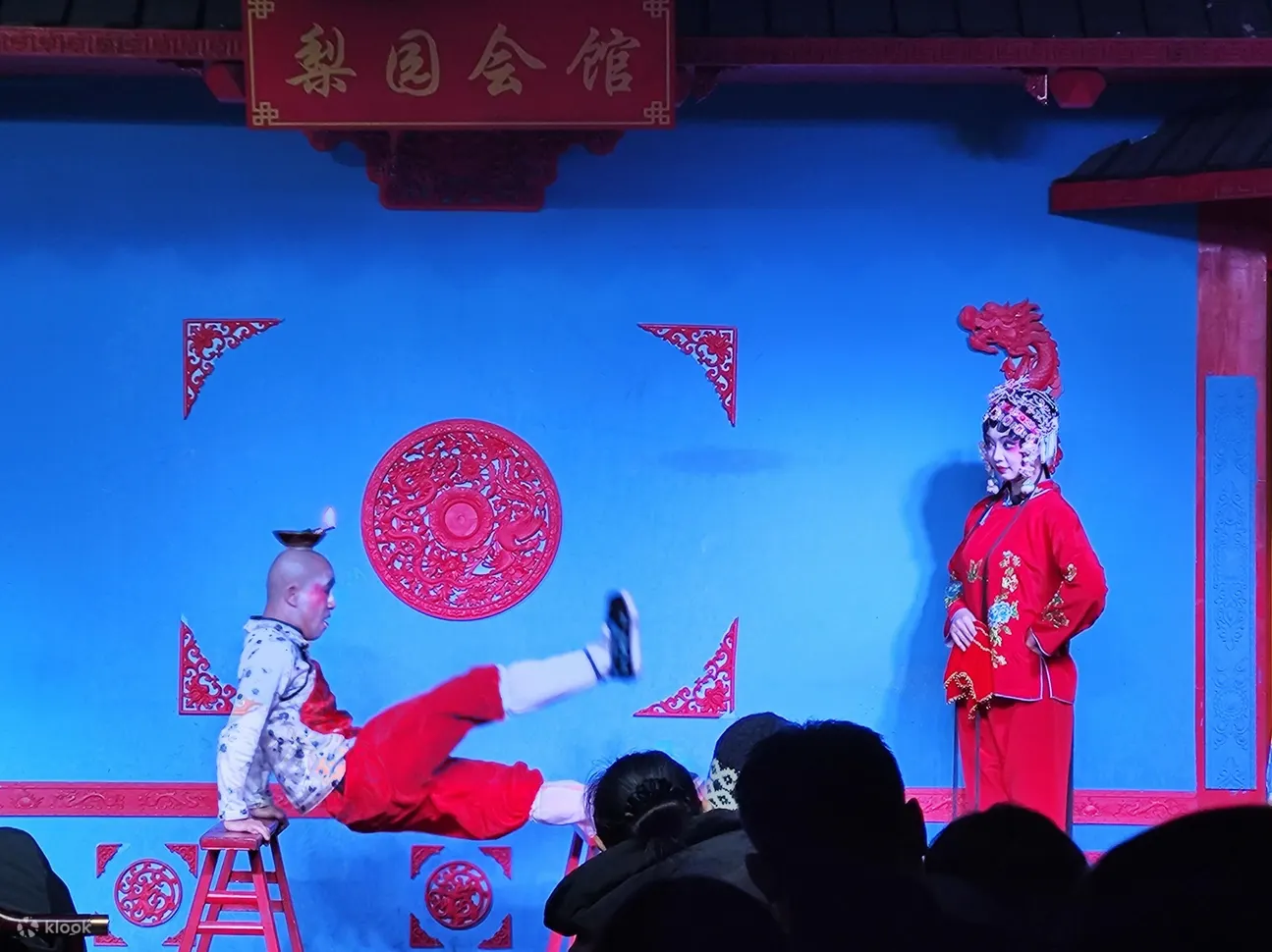 来梨园会馆看戏曲！演员展高难技艺，刚柔并济，一招一式间，尽显传统戏曲独特魅力