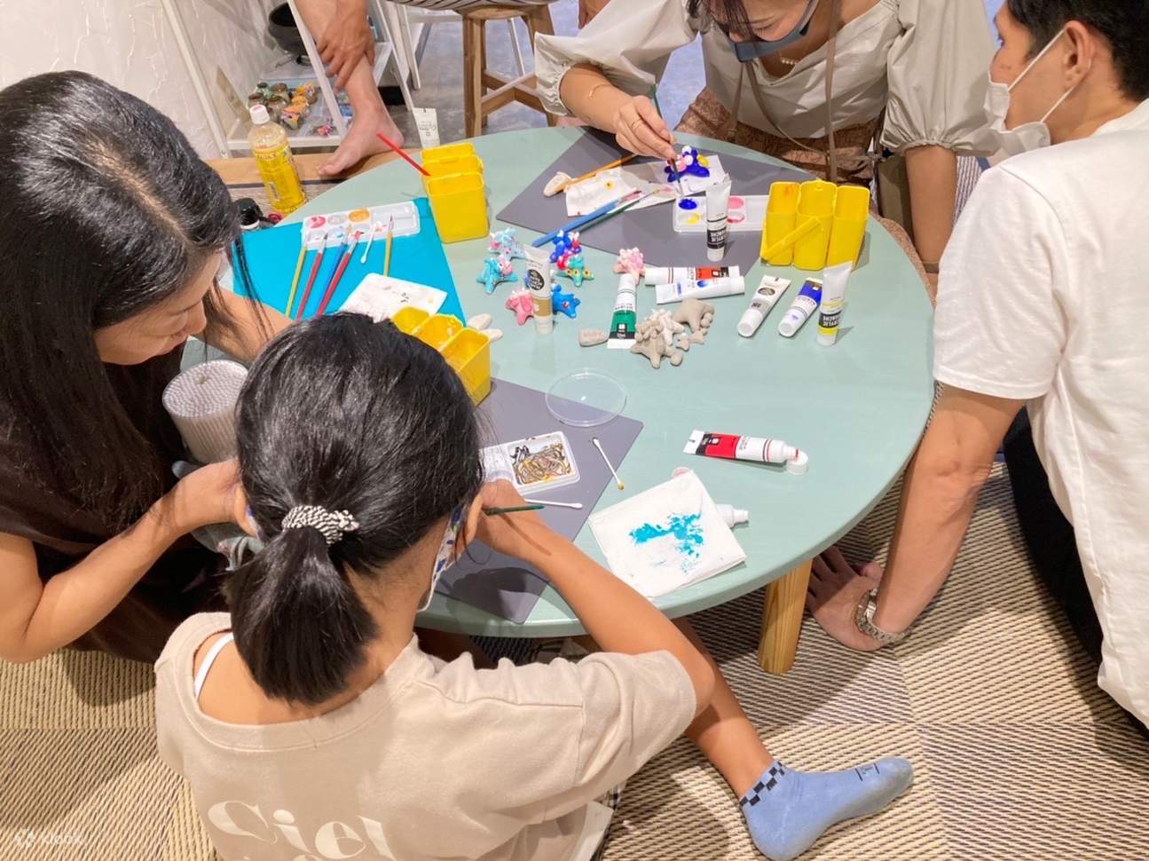 从工匠制作的石狮子中选择您喜欢的一个进行彩绘吧