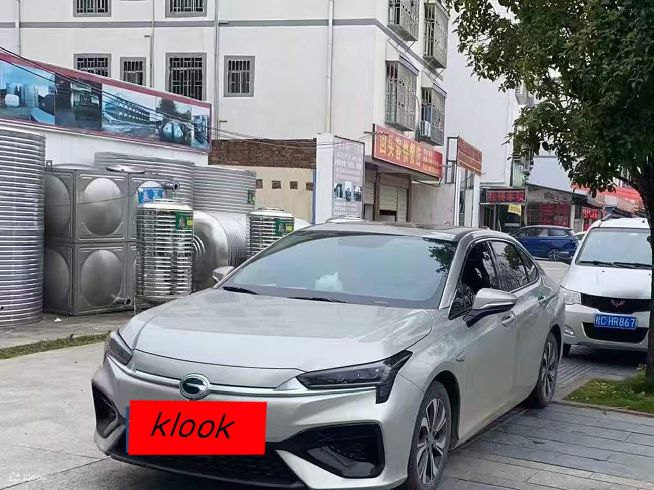 รถยนต์ 5 ที่นั่งที่สะดวกสบาย (รุ่นอ้างอิง)