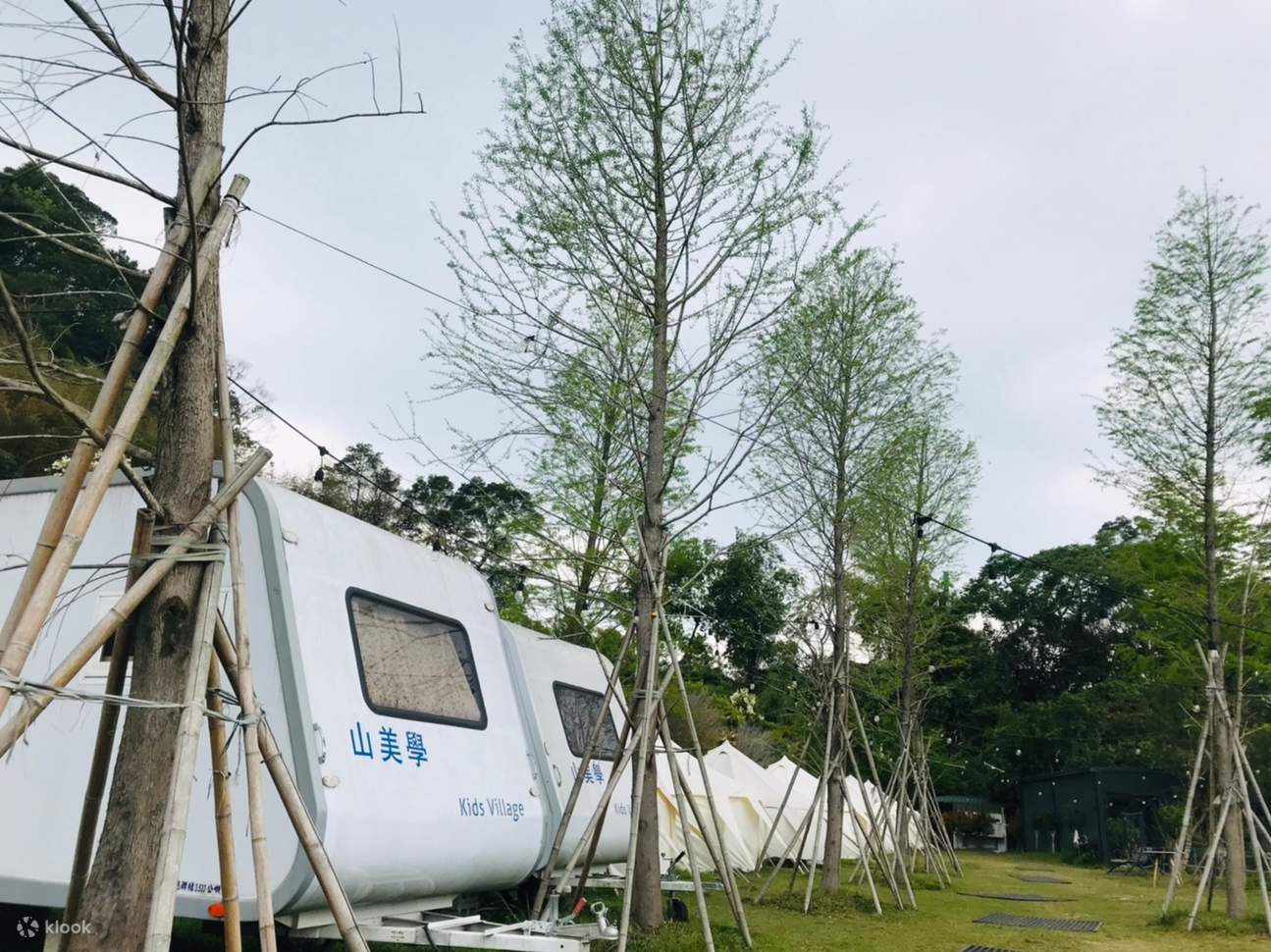 Panorama du camping de l'esthétique de la montagne