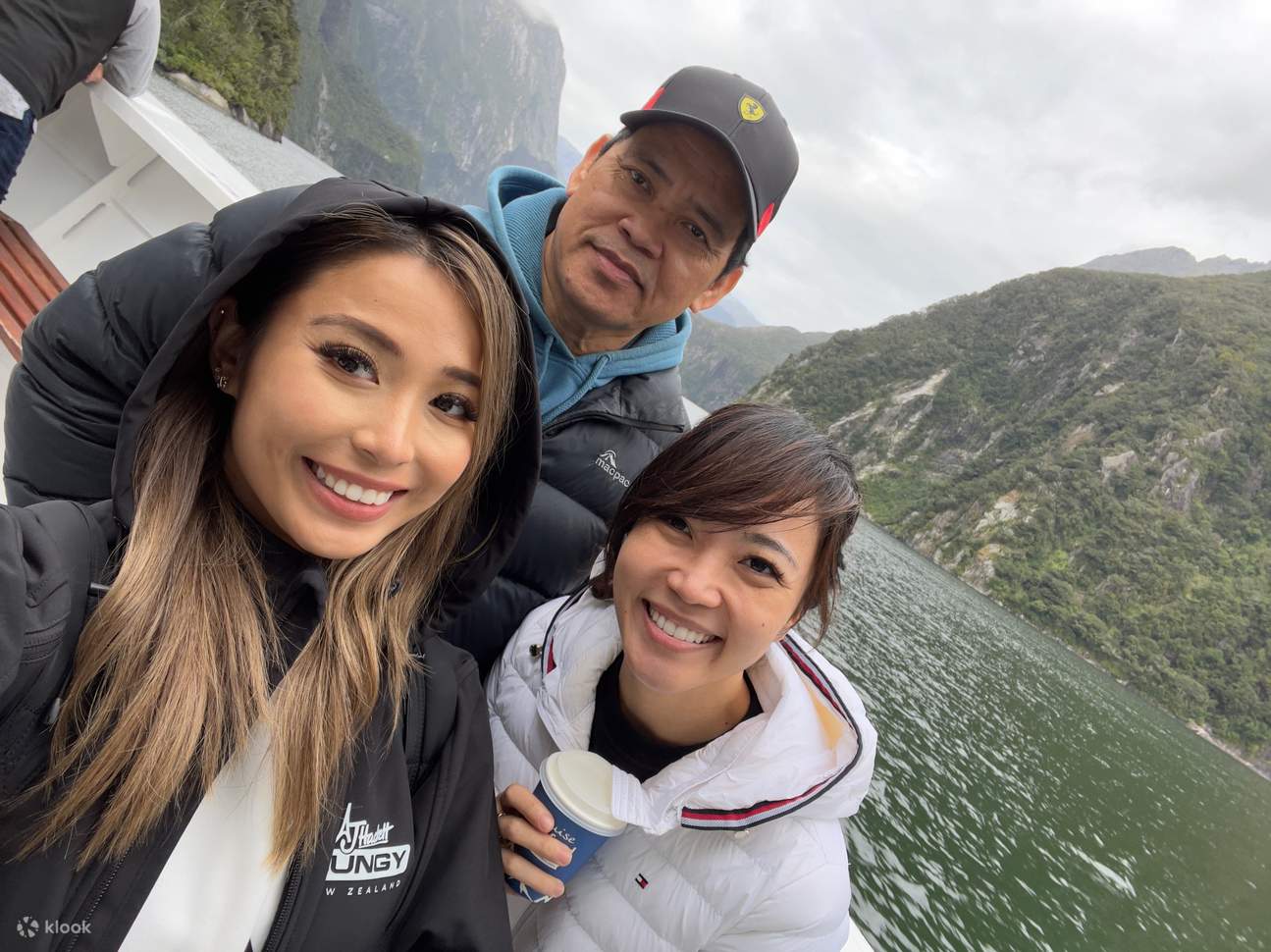 เรือได้รับการสำรวจเพื่อรองรับผู้โดยสารได้ 150 ท่าน แต่เราจำกัดจำนวนผู้โดยสารไว้ที่ 75 ท่าน เพื่อให้ท่านได้รับประสบการณ์การชมวิวที่ดียิ่งขึ้น