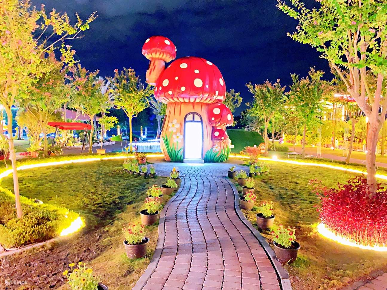 Rumah Jamur Dunia Dongeng juga merupakan tempat populer untuk berfoto!