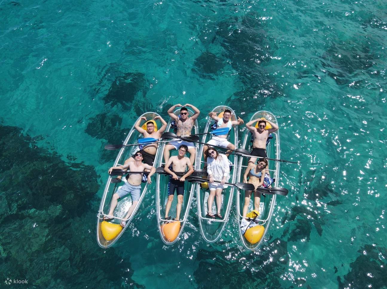 Испытайте прозрачное каноэ с друзьями