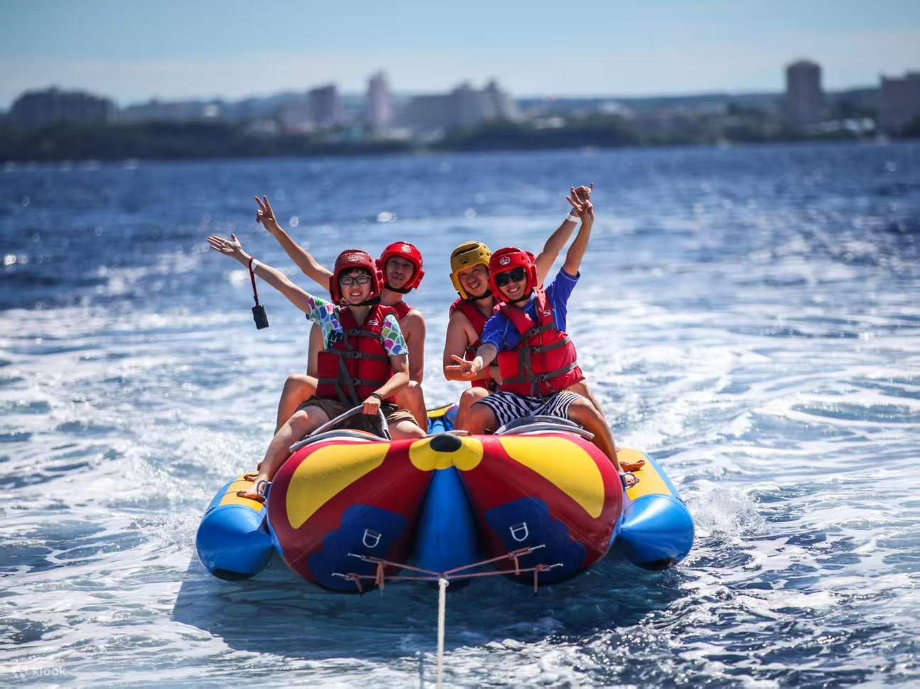 Banana boat: trainato da un motoscafo che sfreccia sulla superficie del mare, emozionante e divertente, perfetto da provare in compagnia.