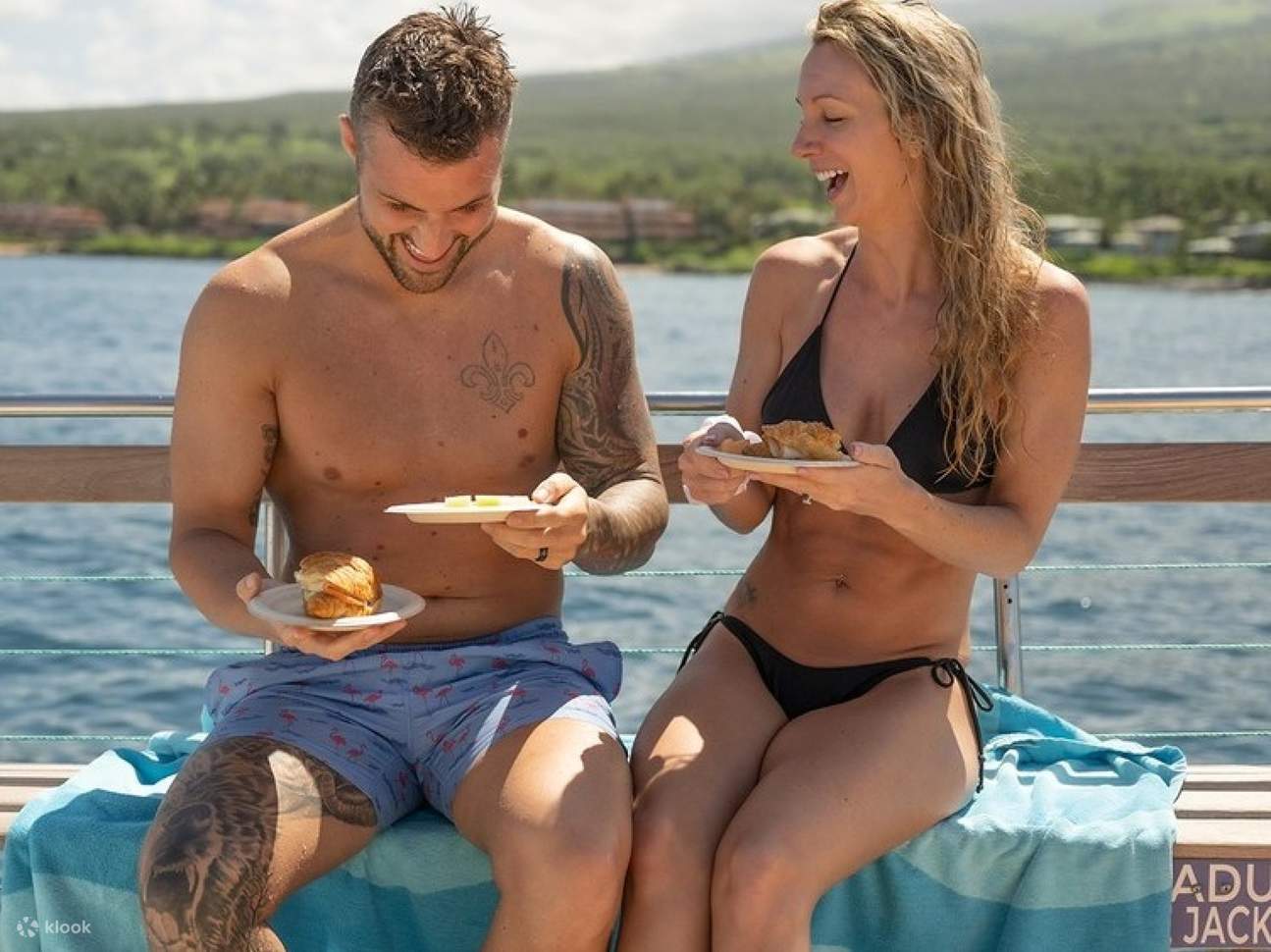 Il solarium di Malolo invita al riposo tra le barriere coralline; le ombre si allungano