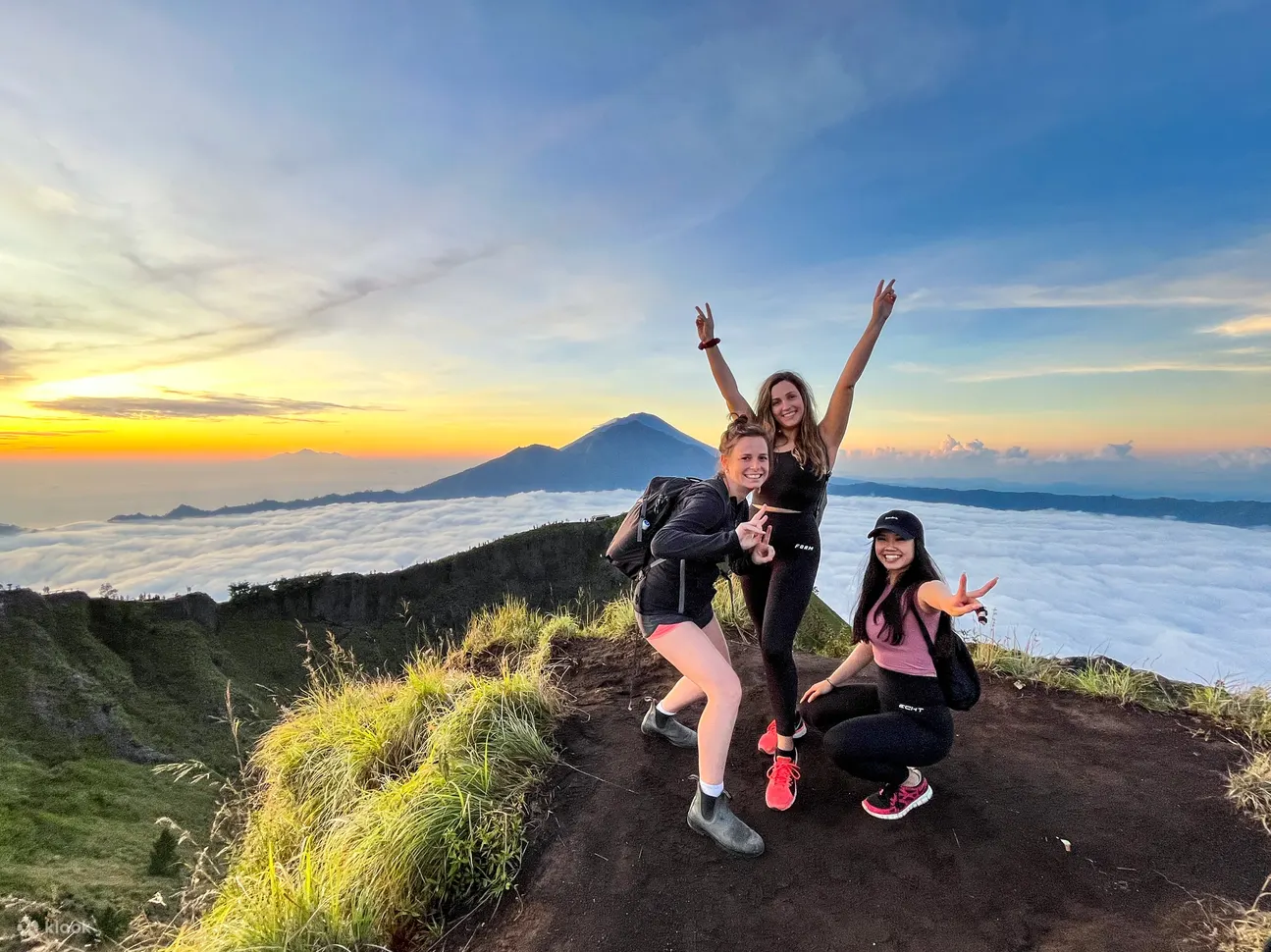 一群朋友在巴杜尔火山顶