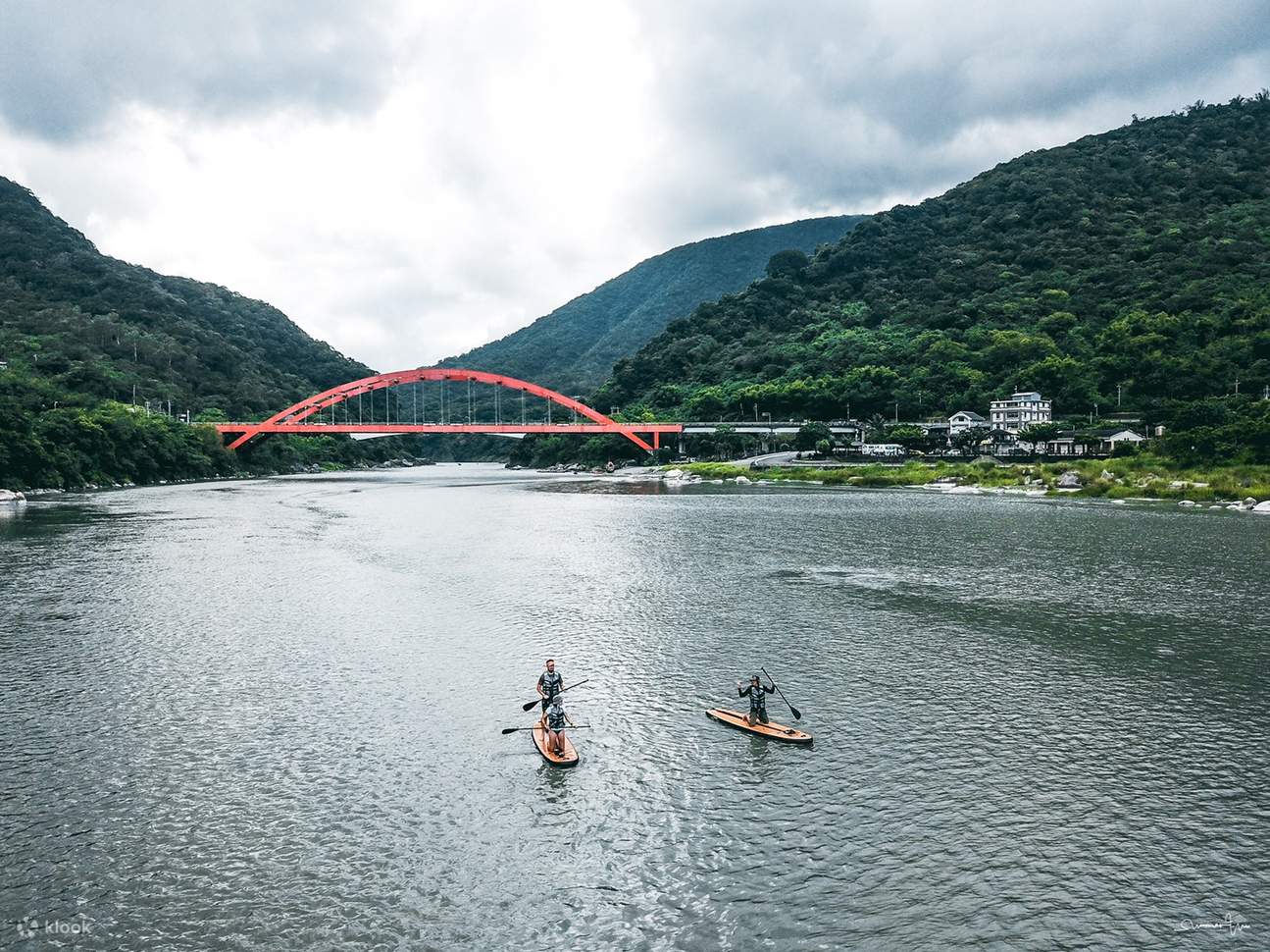 Shu-Gu-Luan River's Rainbow Bridge: A touch of red amidst a sea of green