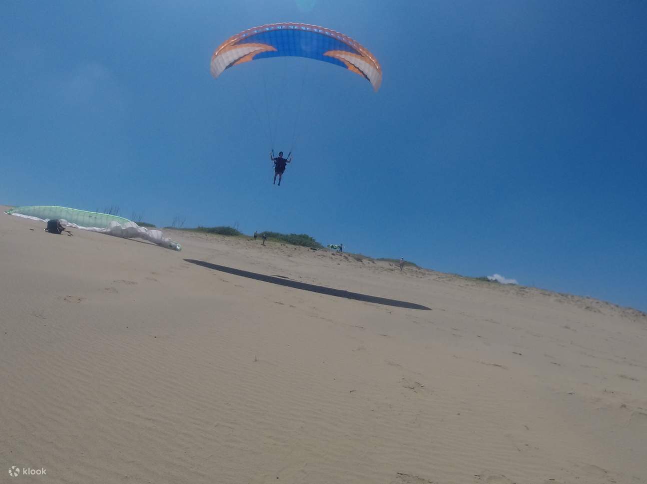 Tout le monde peut profiter de l'expérience exaltante de planer dans le ciel, en admirant les dunes de sable les plus célèbres du Japon, les dunes de sable de Tottori, et la beauté immense de la mer du Japon. Même en cas de vents forts ou de conditions mé