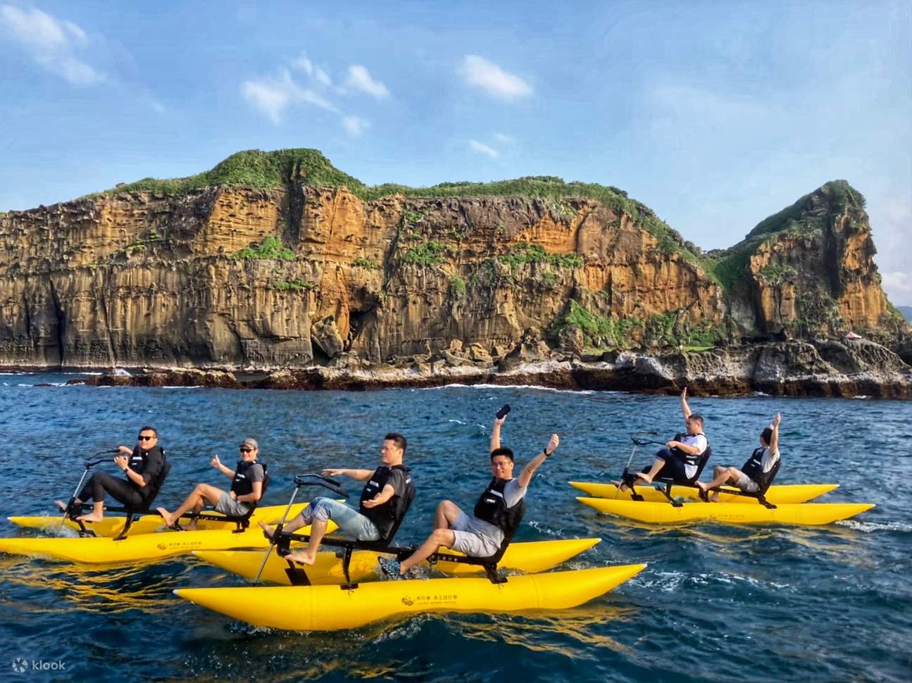 Водные велосипеды у скалы Сяньби-Янь